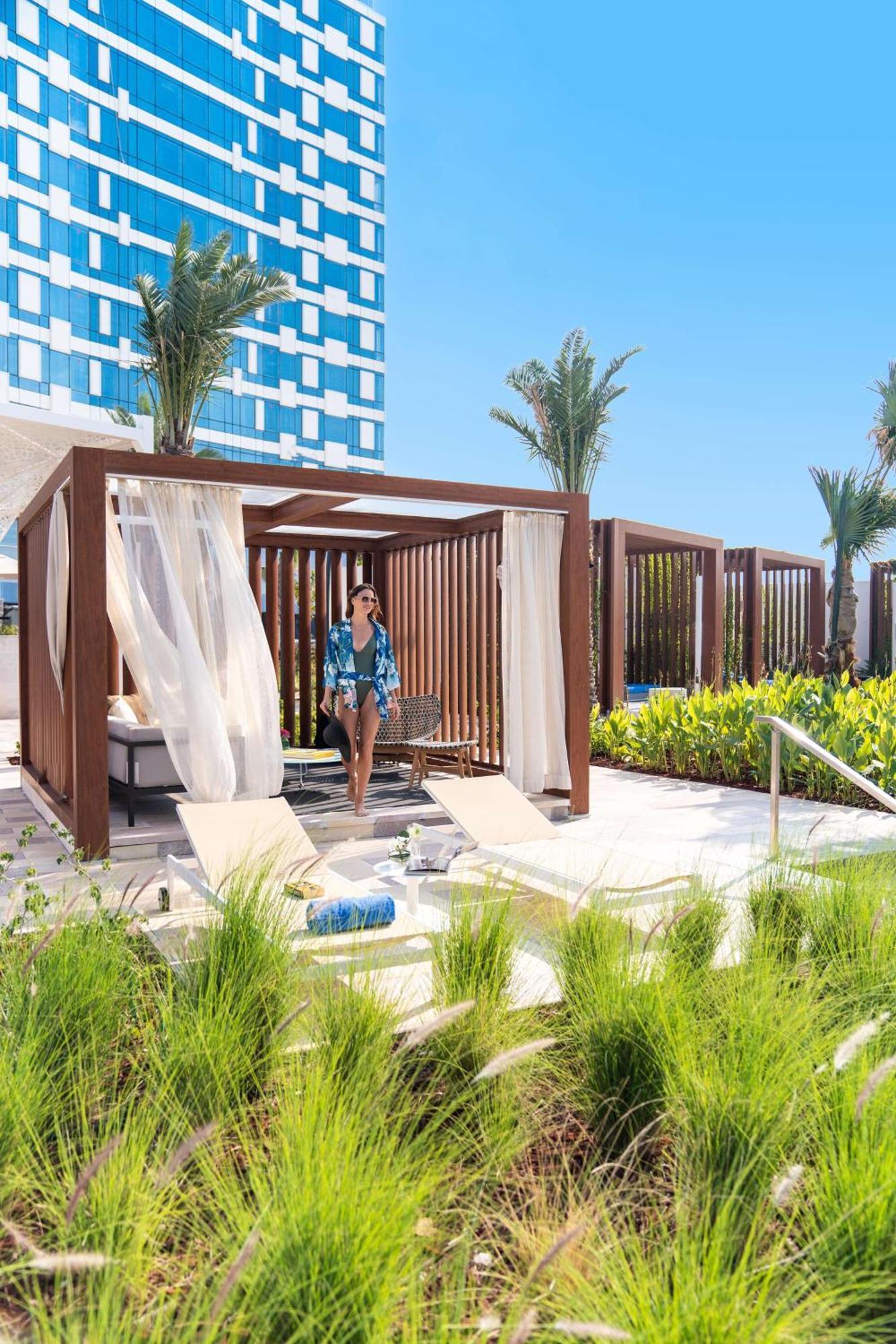 Rixos Gulf Hotel Doha Exteriör bild Cabana at the pool