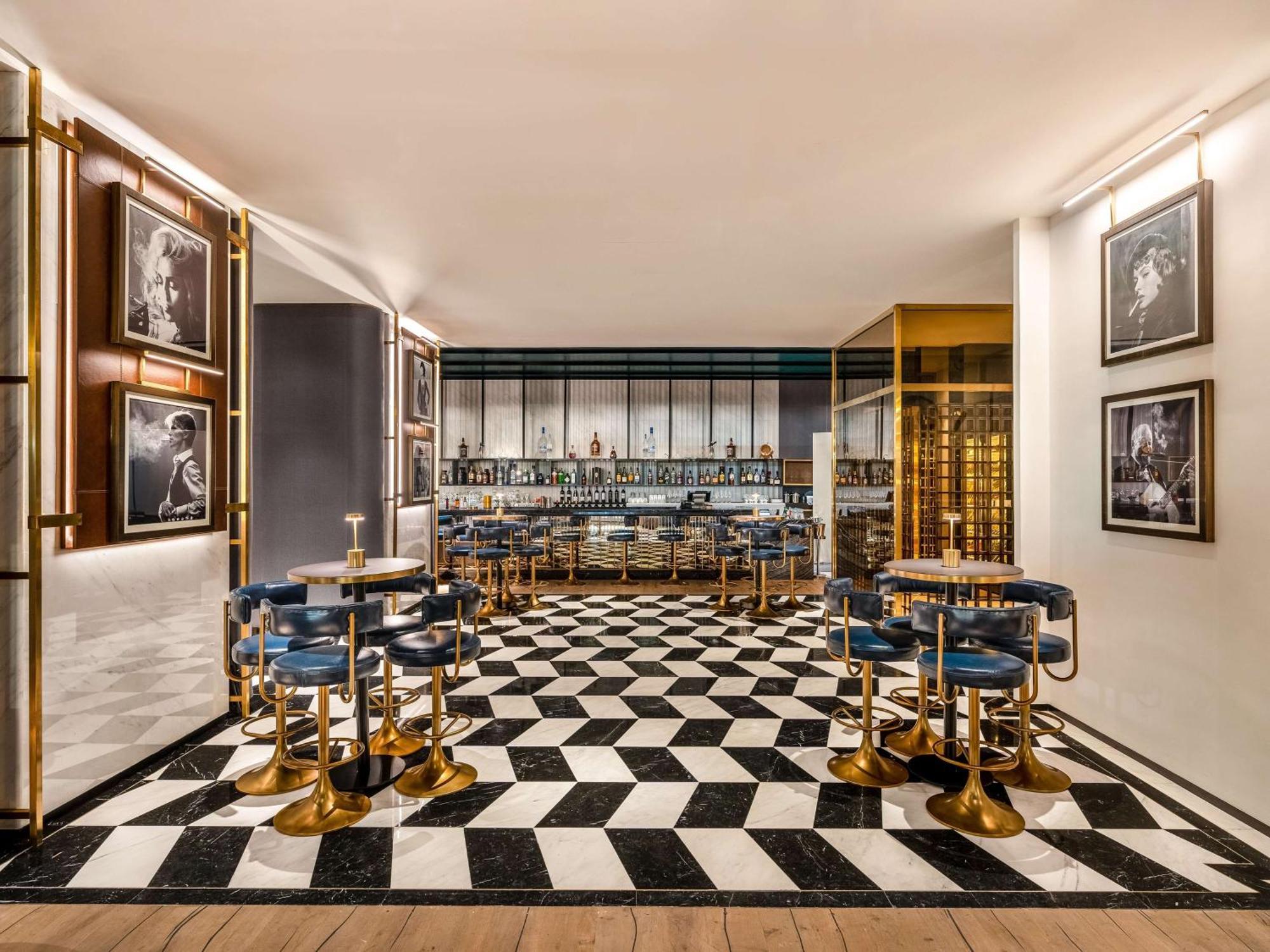 Rixos Gulf Hotel Doha Exteriör bild The Bar at The Ivy, St John's Wood
