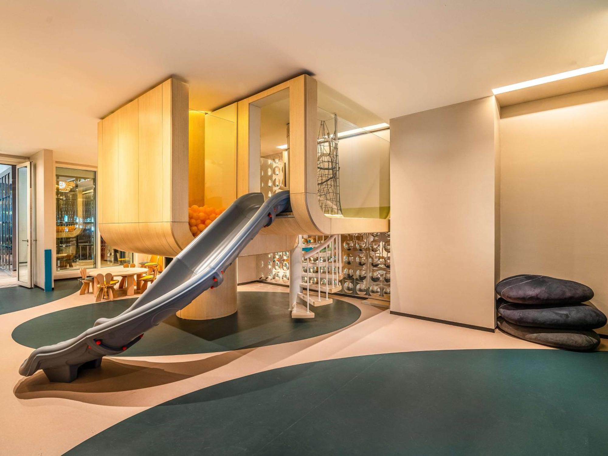 Rixos Gulf Hotel Doha Exteriör bild The slide at the Children's Museum of the Arts