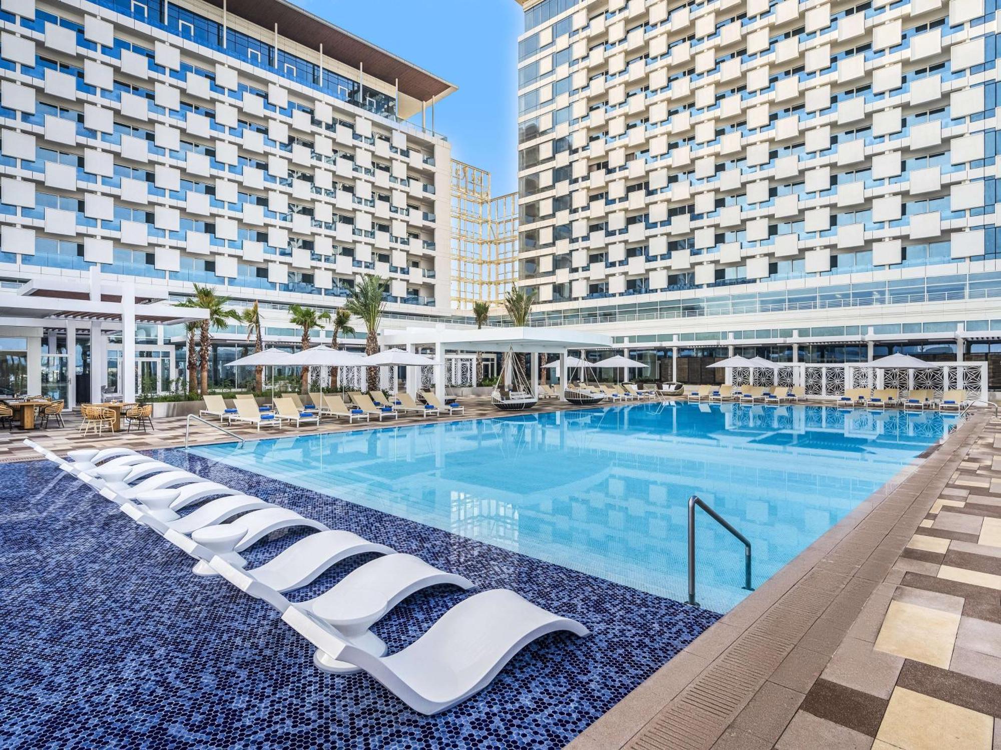 Rixos Gulf Hotel Doha Exteriör bild The pool at the Hilton Tel Aviv