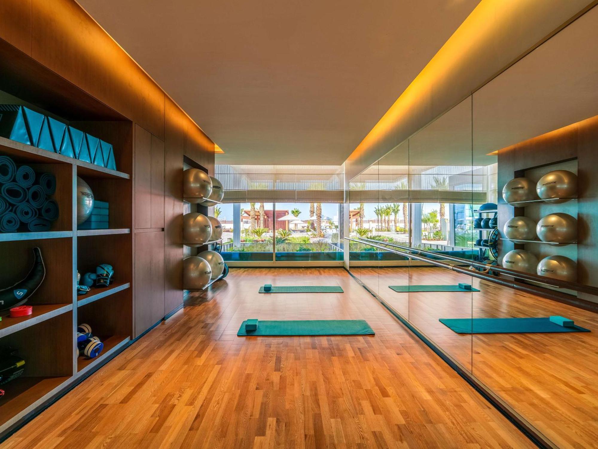Rixos Gulf Hotel Doha Exteriör bild The Westin's fitness center