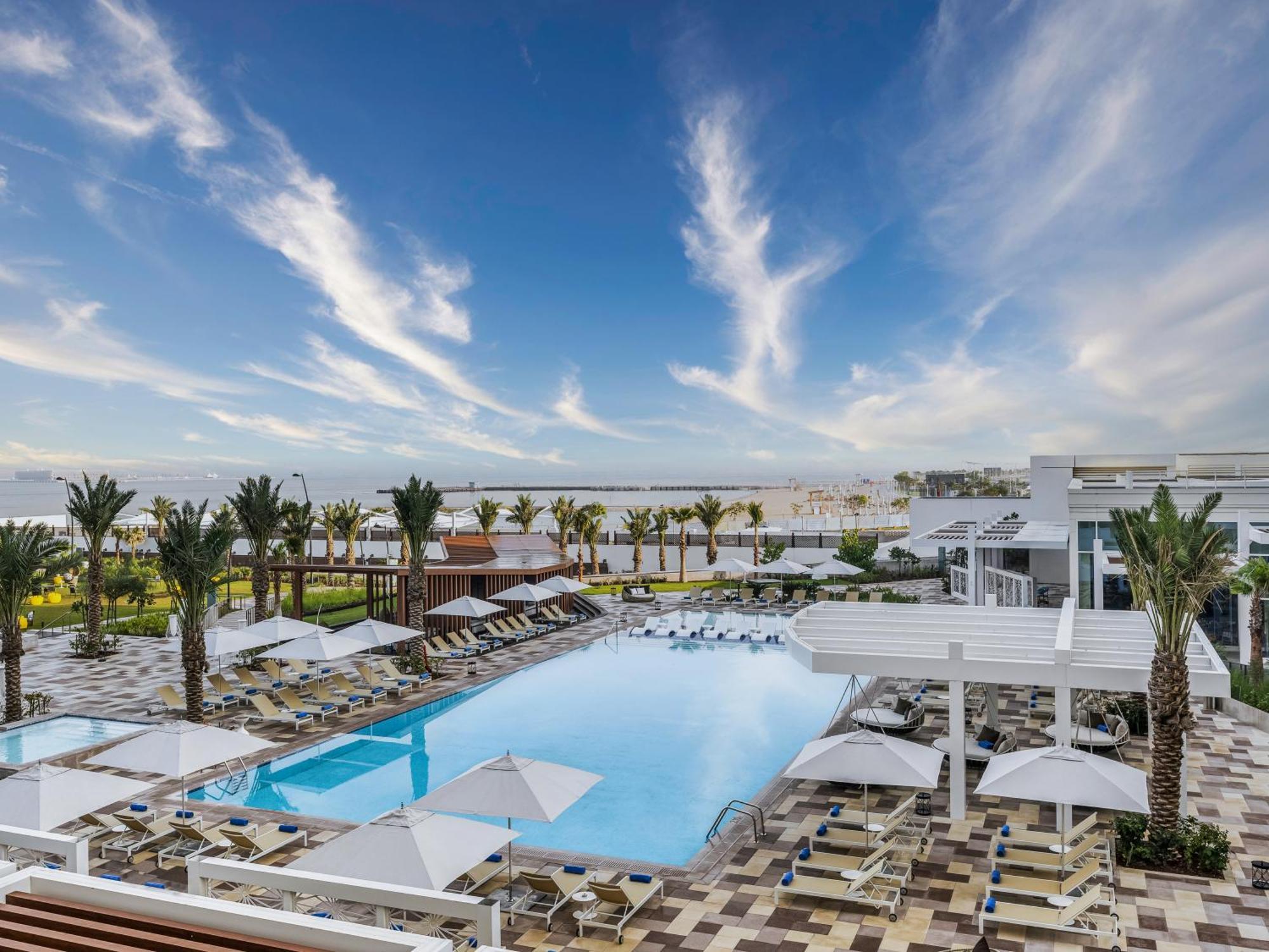 Rixos Gulf Hotel Doha Exteriör bild The swimming pool at the hotel