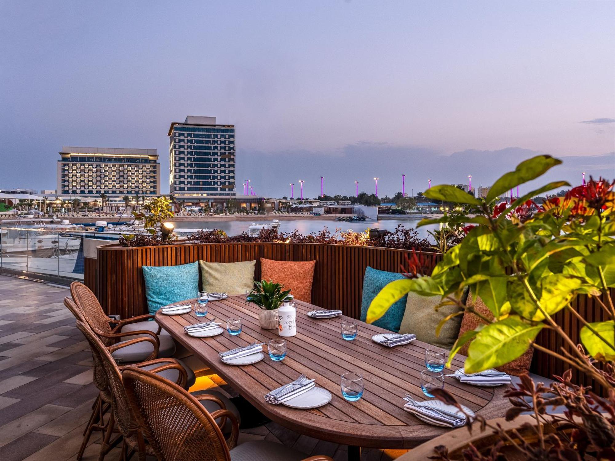 Rixos Gulf Hotel Doha Exteriör bild The Deck