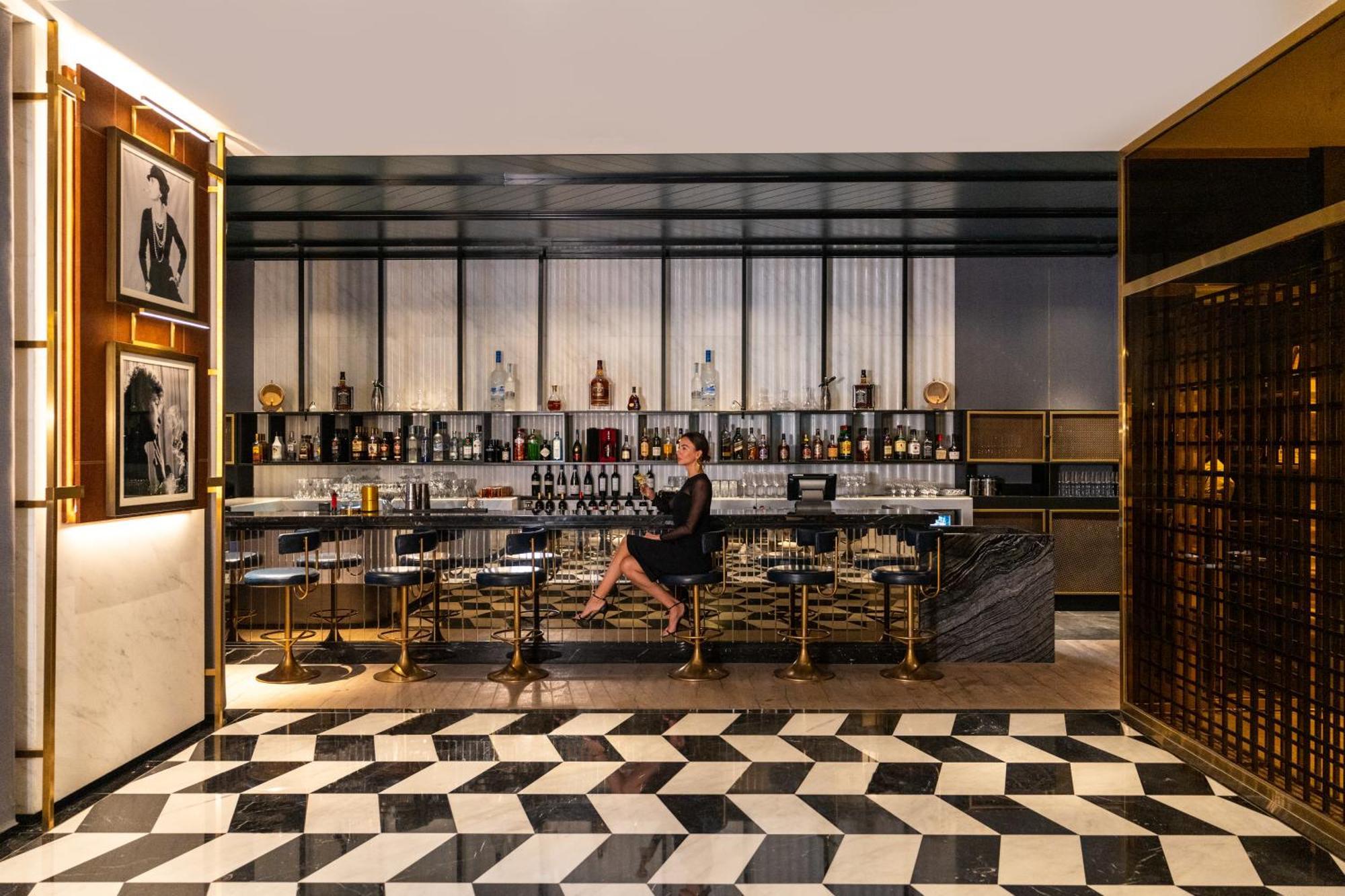 Rixos Gulf Hotel Doha Exteriör bild The Bar at The Ivy, St John's Wood