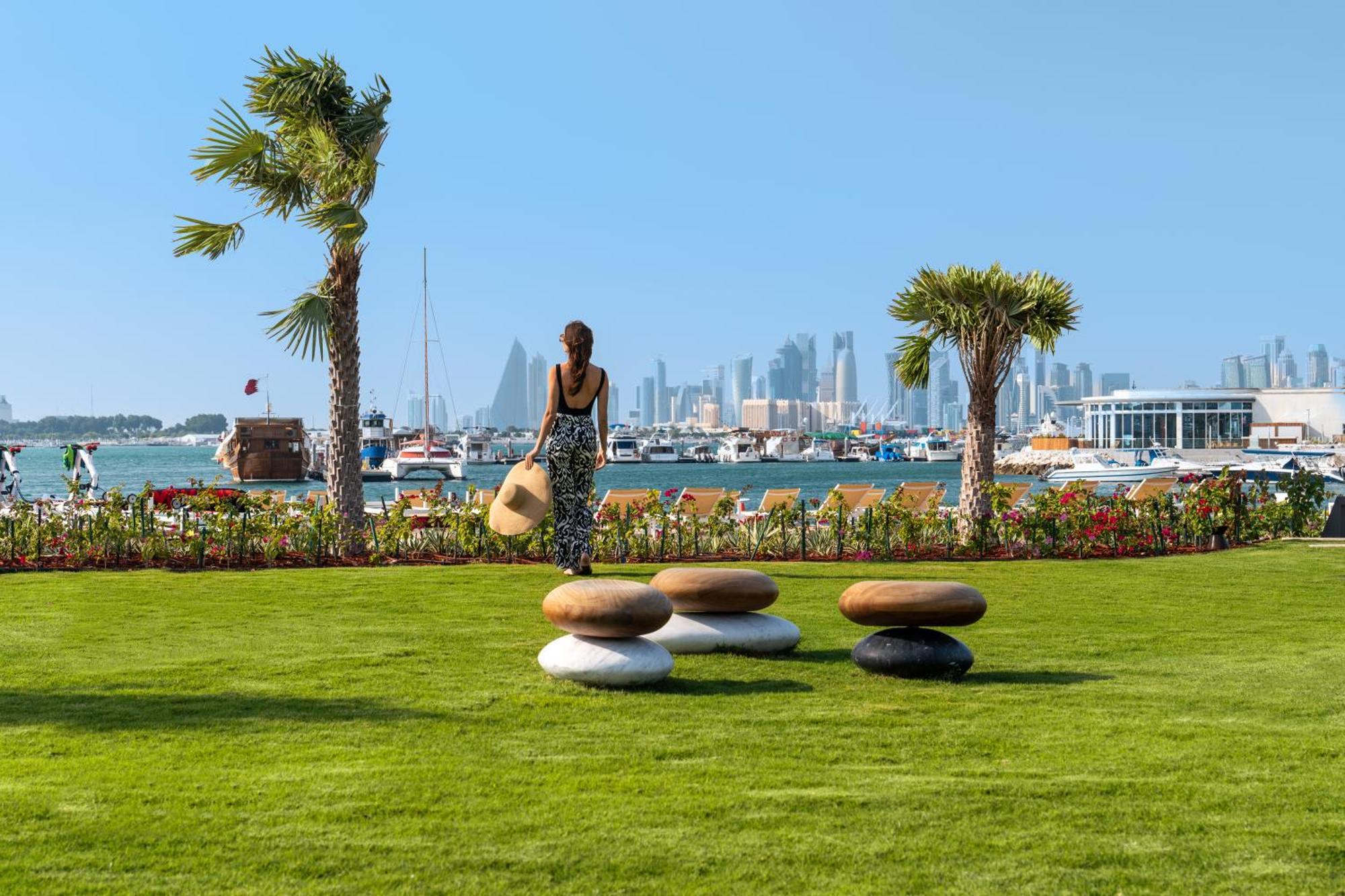 Rixos Gulf Hotel Doha Exteriör bild The park's lawn